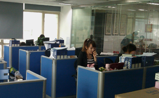 重庆一利办公家具：板式文件柜与钢制文件柜的选型对比分析